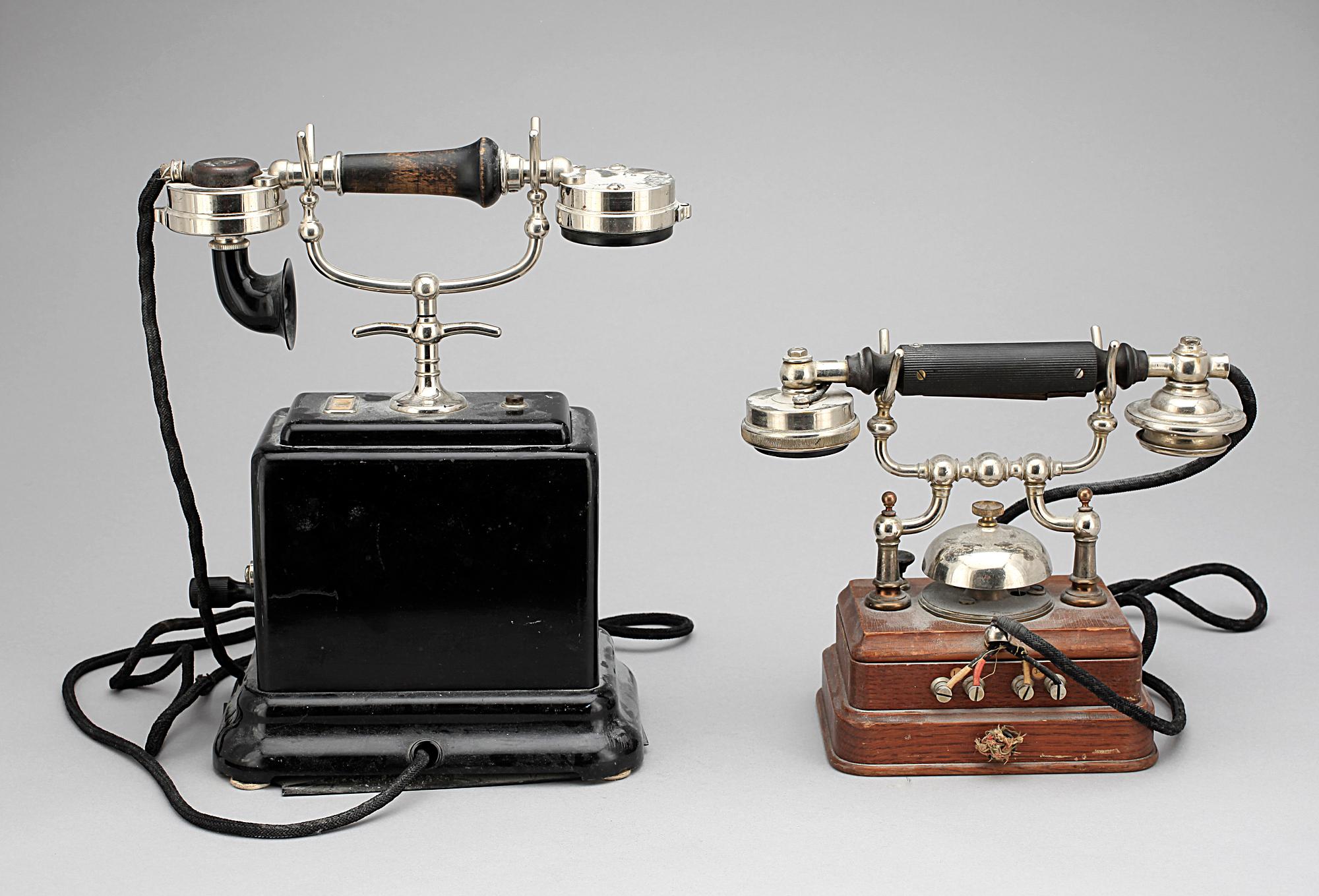 TELEFONER, 2 st, bla LM Ericsson, 1900-talets första hälft.