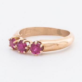 RING 18K gold w 3 rubies.