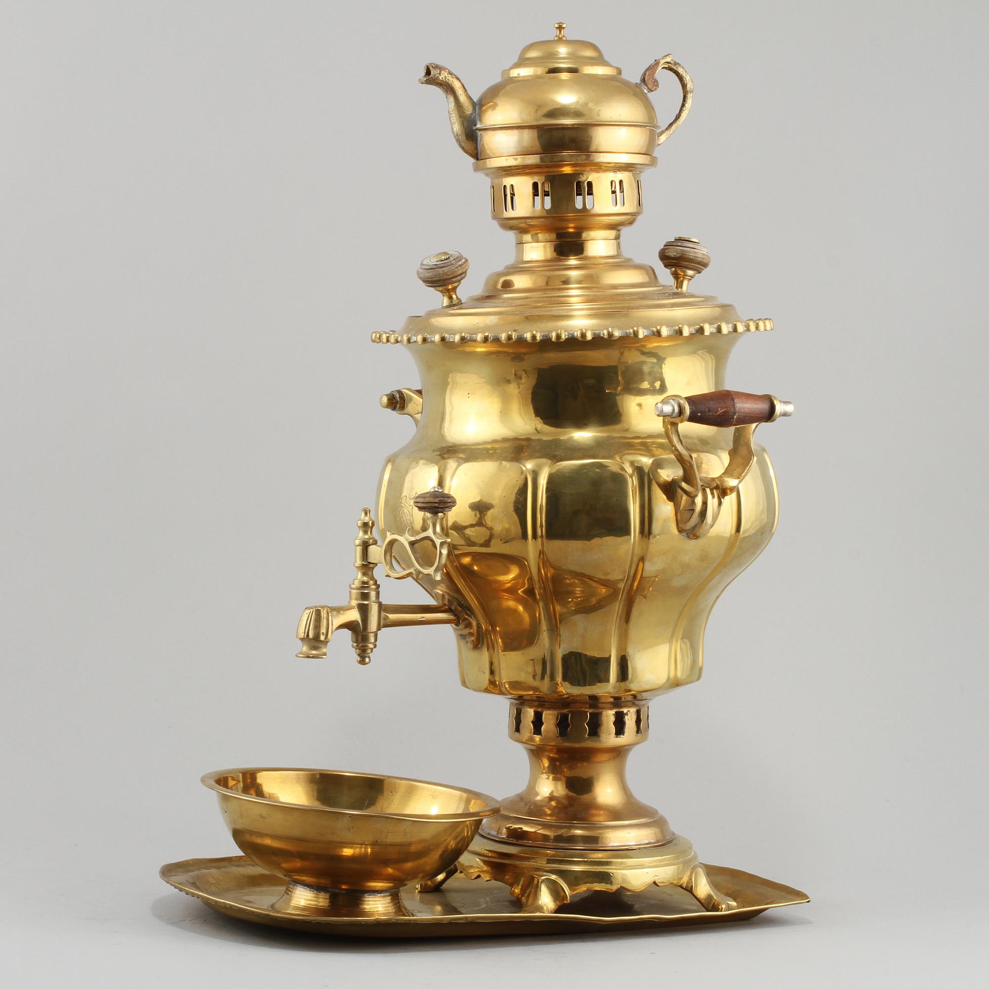 SAMOVAR, mässingspatinerad metall, omkring 1900.