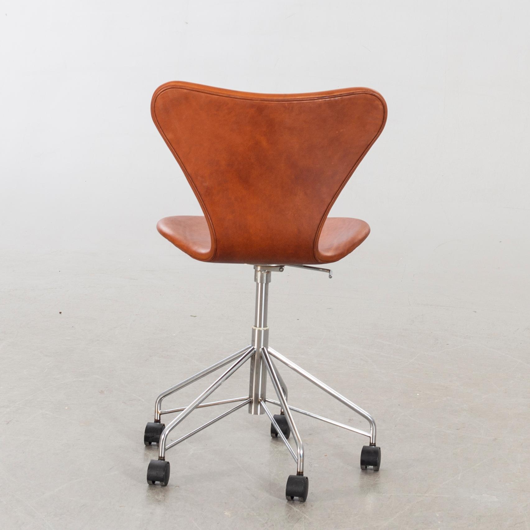 ARNE JACOBSEN, skrivbordsstol "Sjuan", för Fritz Hansen Danmark 1992.