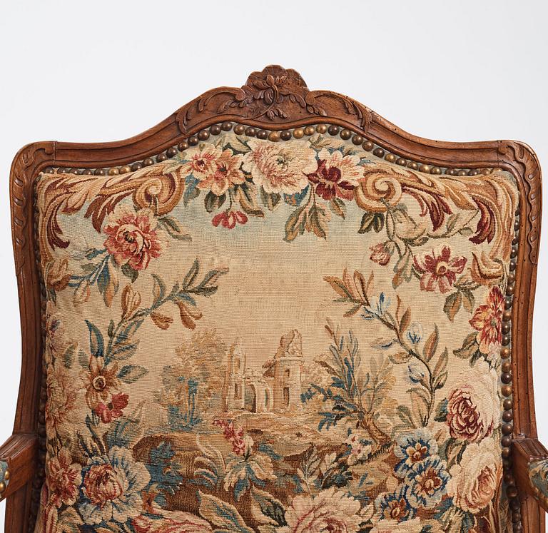Karmstolar, sex stycken, Frankrike 1700-talets mitt, Louis XV. (Soffa 1800-tal medföljer).