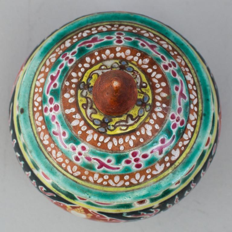 A Bencharong porcelain bowl with cover, China for the Thai Market, Ayutthaya Period, 18th/19th Century.