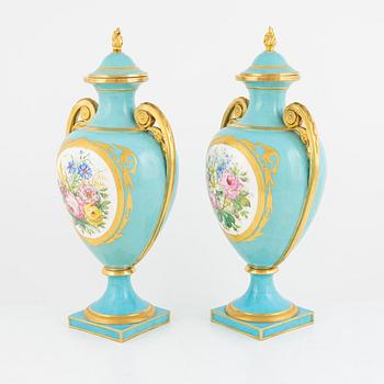 Lockurnor, ett par, Rörstrand, 1800-talets andra hälft.