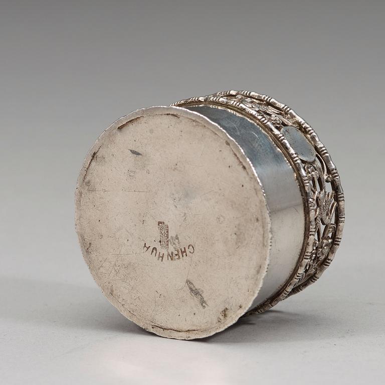 CIGARRASK, SALTKAR samt TÄNDSTICKSHÅLLARE, exportsilver. Bla Chen Hua, 1900-talets början.