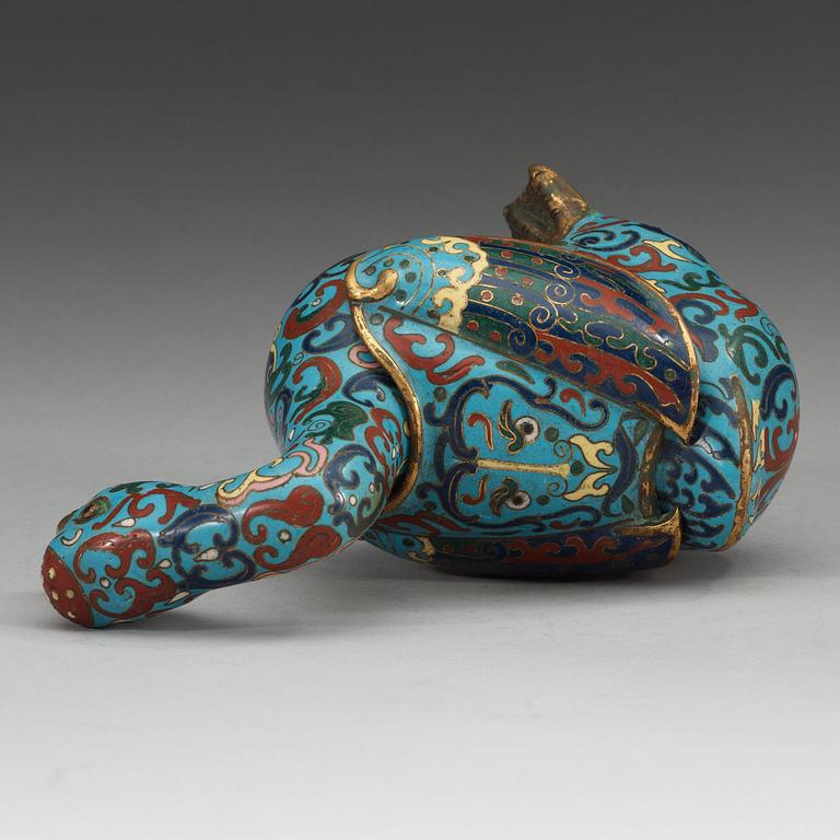 A cloisonné box with cover in the shape of a duck, Qing dynasty (1644-1912).