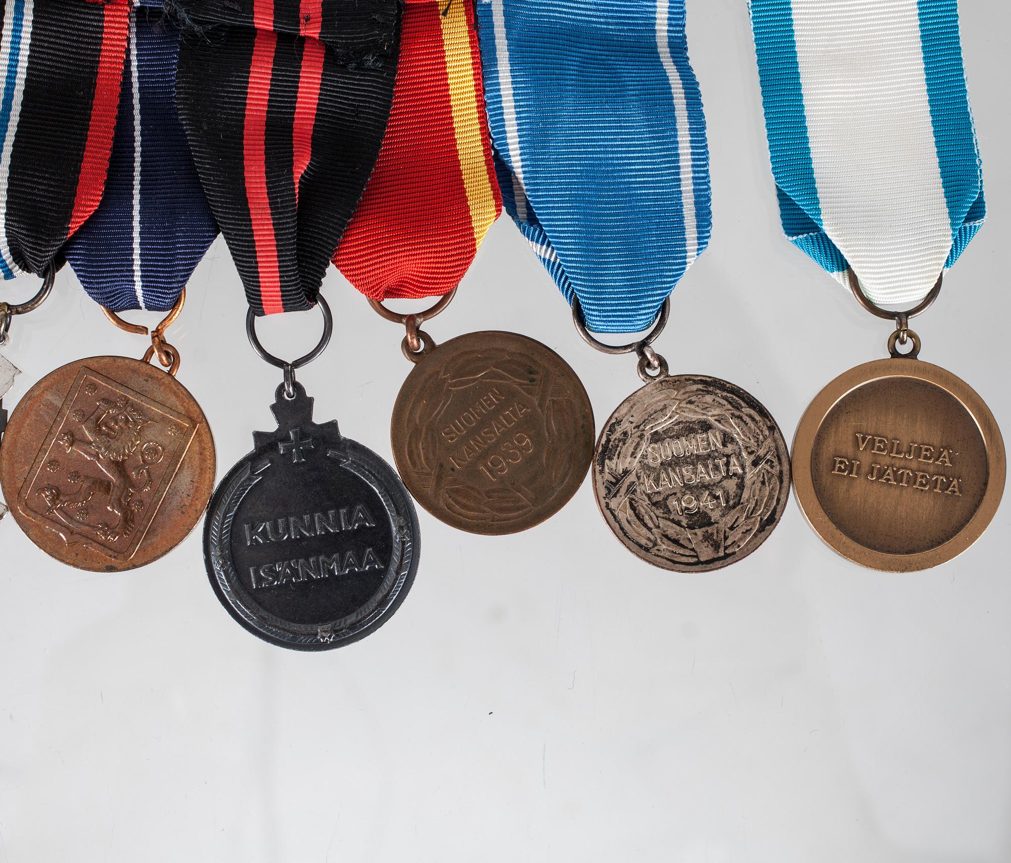 MEDALJER, 10 st, Finland II-världskriget, 1940-tal och FÖLJEBREV, 3 st, daterade 1990.