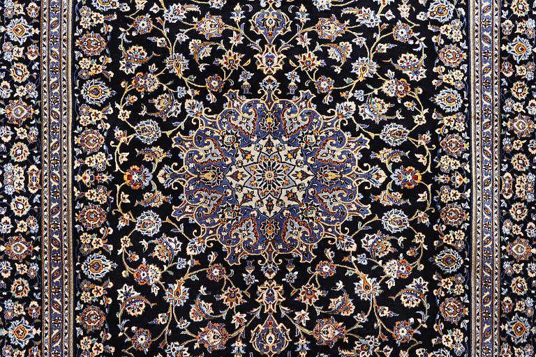 A carpet, Kashan, ca 420 x 296 cm.