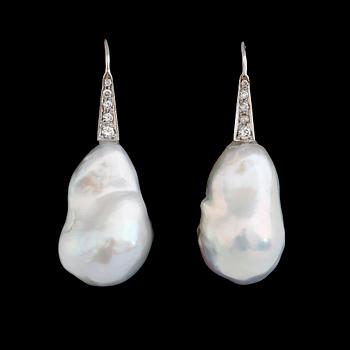 ÖRHÄNGEN, 1 par, 18 k vitguld, odlade pärlor, briljantslipade diamanter tot 0.24 ct.