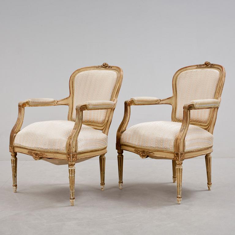 KARMSTOLAR, ett par, gustaviansk stil, 1900-talets första hälft.