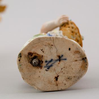 KANDELABRAR, 1 par, rokokostil, 1 par porslinsfigurer, Meissen, 1800-tal.