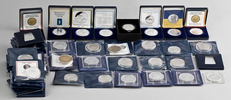 PARTI MINNESMEDALJER ca 40 st OCH 6 MYNTSATSER, mest silver, Sverige sent 1800-tal till 2000-tal. Totalvikt med plastförpackningar exklusive årssatserna ca 1200 gram.
