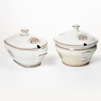 Wilhelm Kåge, 28 pieces of a ceamware 'Bruno' dinner service, Gustavsberg, Sweden, 1929-30.