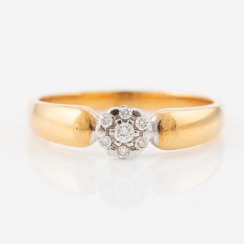 Ring, 18K gold with brilliant-cut diamonds.