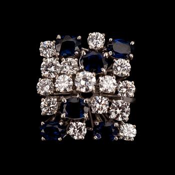 RING. Briljantslipade diamanter ca 1.50 ct. Safirer ca 1.3 ct. 18K vitguld.