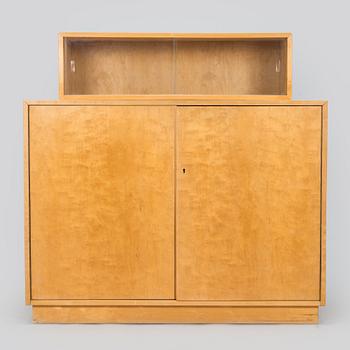 Aino Aalto, kaappi, malli 808 ja vitriini, malli 214 O.Y. Huonekalu- ja Rakennustyötehdas A.B. 1950-luvun alku.