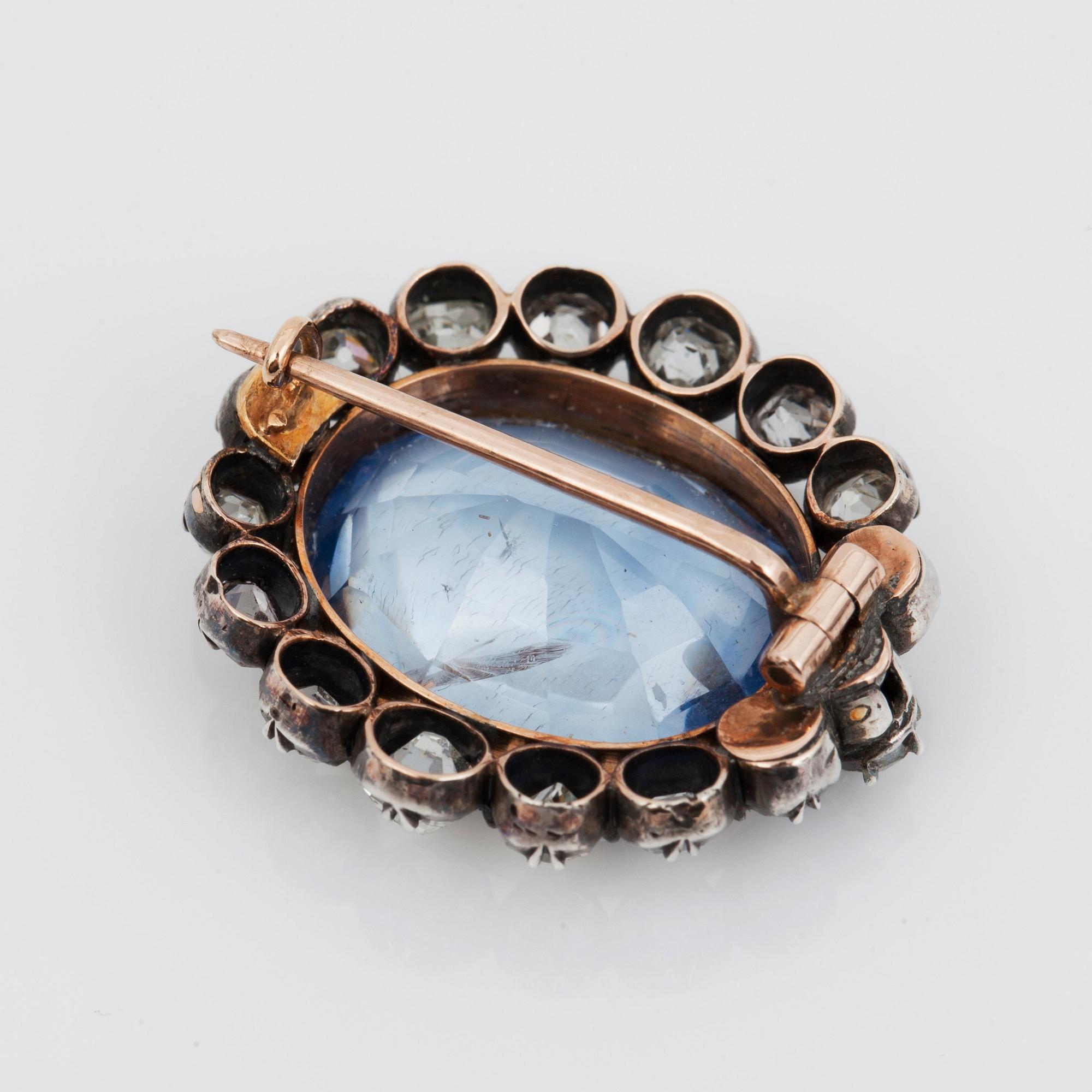 BROSCH/PÄRLCOLLIER, 4-radigt, med odlade pärlor. Lås med safir ca 13.60 ct och antikslipade diamanter totalt ca 2.25 ct.