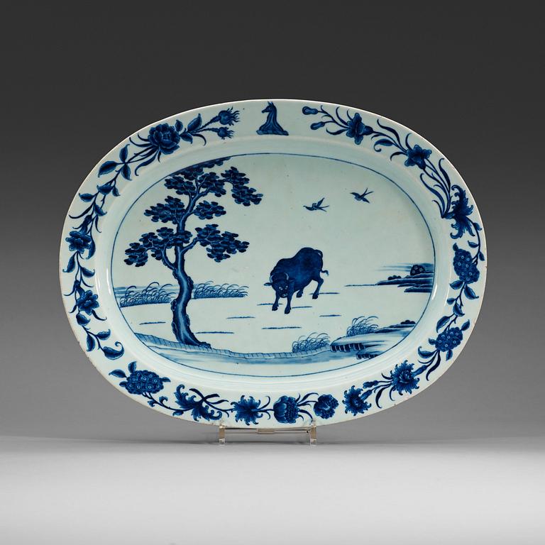A large armorial serving dish, Qing dynasty, Qianlong (1736-95).
