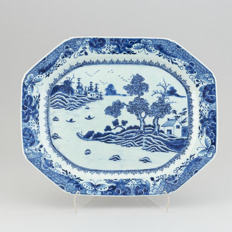 A Chinese porcelain serving dish, Qianlong (1736-95).