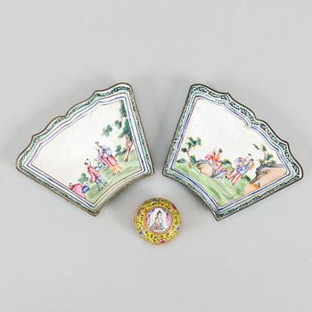 Two enamelled dishes for cabaret and a box with cover, Qing dynasty, 18th/19th century.