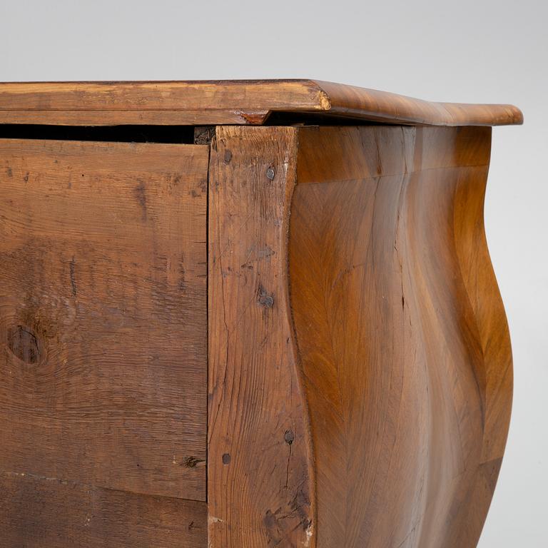 Byrå, rokoko, i Johan Åbrandts art (Stockholm 1749-1773),  1700-talets andra hälft.