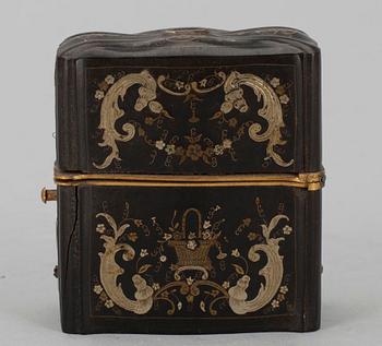 OMPELURASIA, kilpikonnankuorta ja kullattuja metalliosia, 1800-luku.