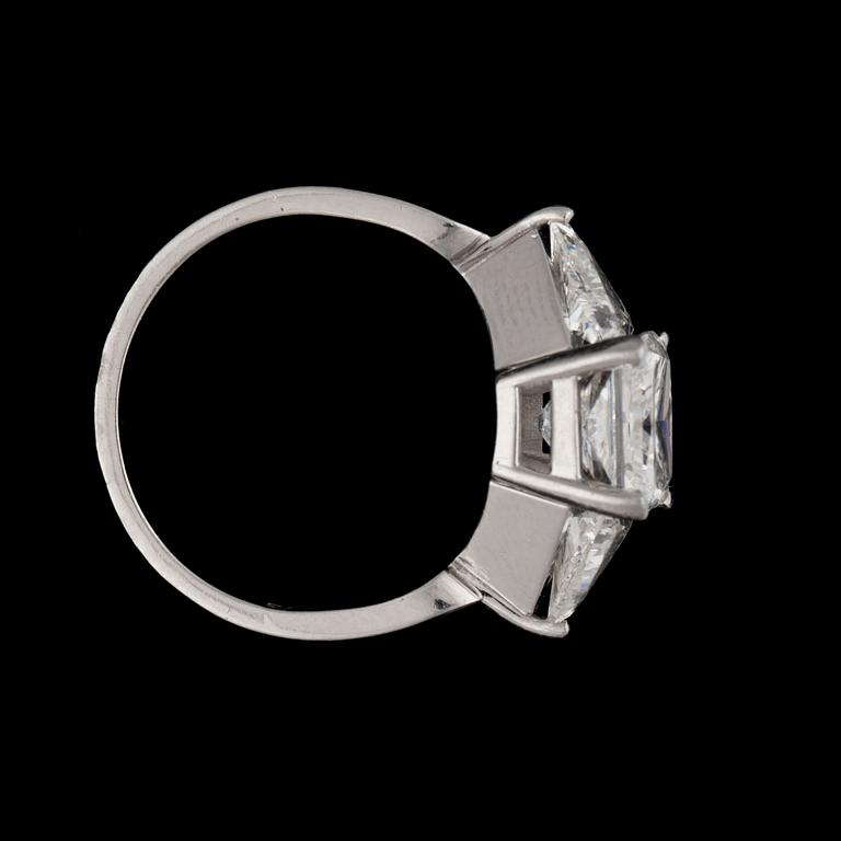 RING, radiantslipad diamant, 3.01 ct, E/VS2. Certifikat från HRD. Sidostenar XX ct.