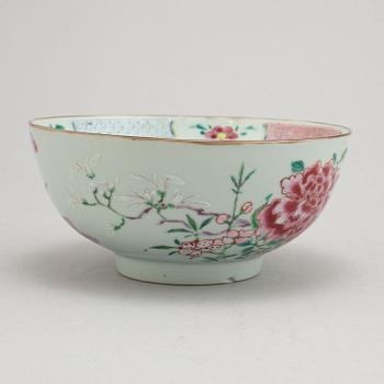 A famille rose bowl, Qingdynasty, Qianlong (1736-95).