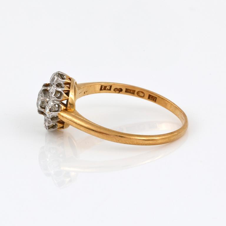 RING, 18K guld med gammalslipade diamanter tot ca 0,89 ct, I Sundström, Stockholm, 1913. Vikt 2,60 g.