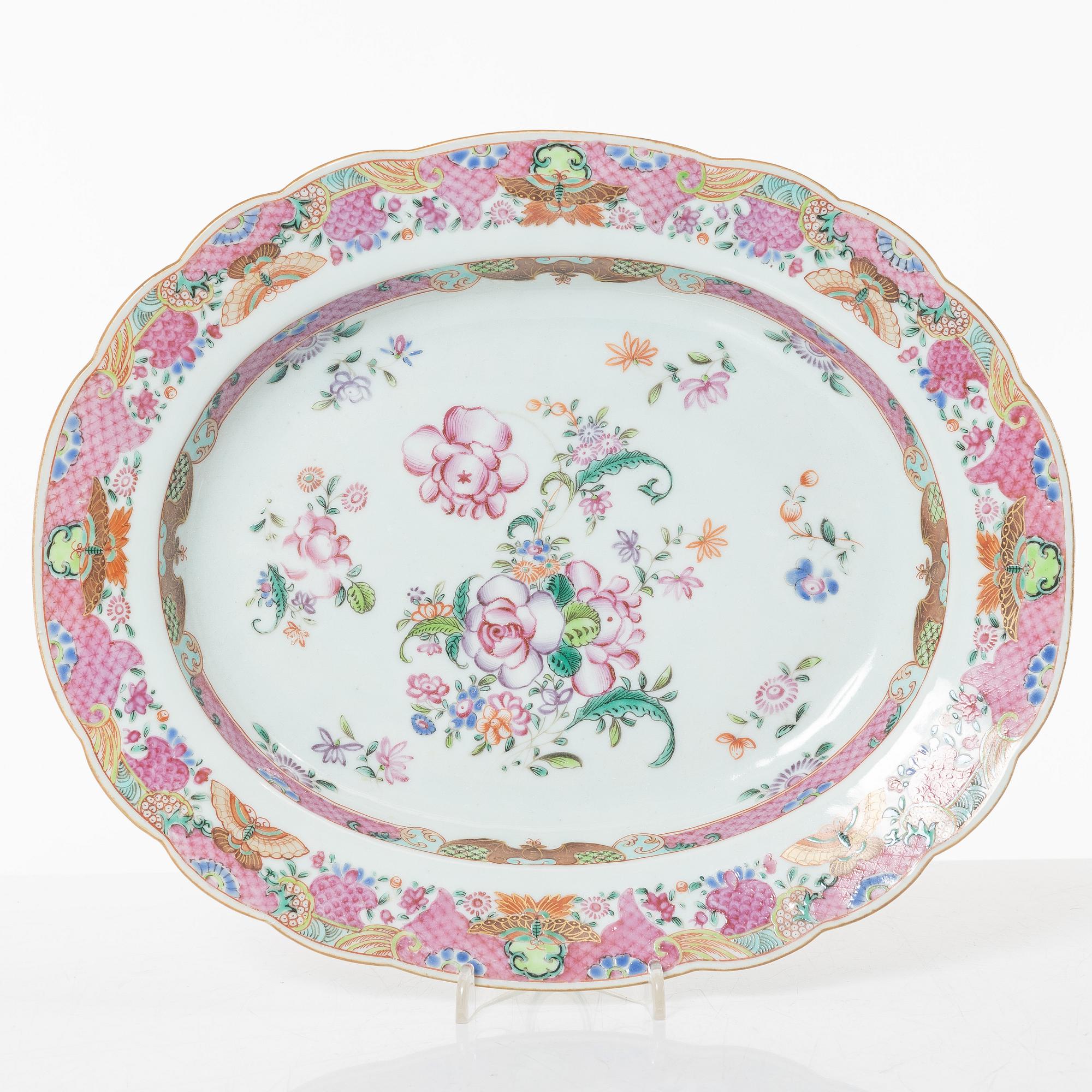 A Chinese famille rose porcelain oval dish and a pair of plates, Qing dynasty, Qianlong (1736-95).