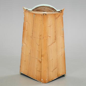 HÖRNSKÅP, allmoge, 1800-talets början.