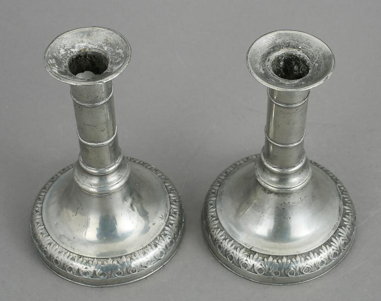 LJUSSTAKAR, ett par, tenn, Sven Berglund, Malmö, 1800-talets första hälft.