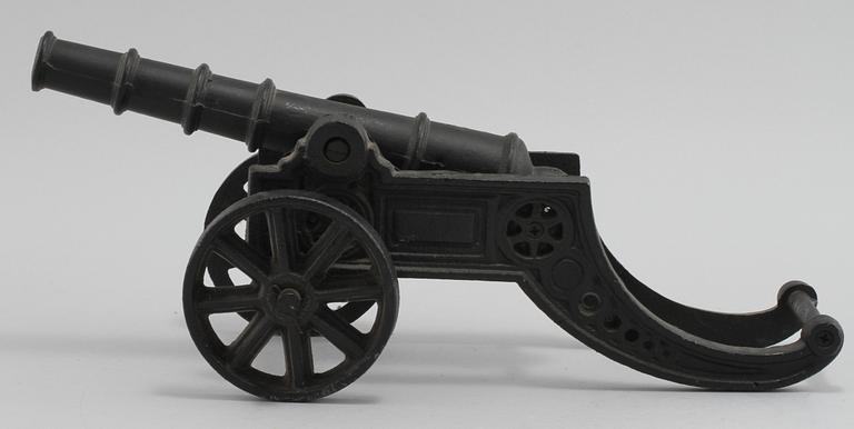 BORDSKANON, gjutjärn, 1900-talets andra del.