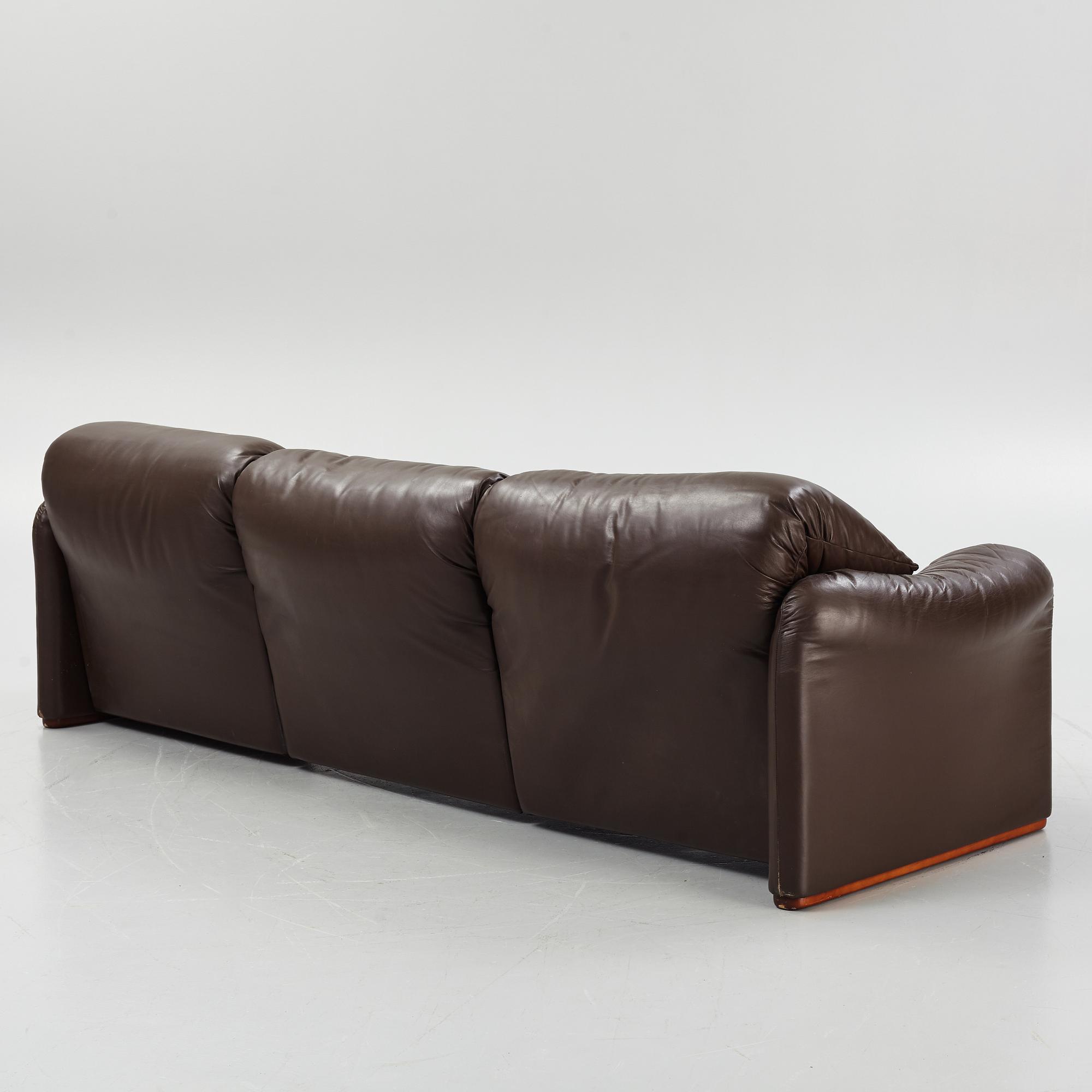 A Vico Magistretti leather sofa, "Maralunga" Cassina, Italy 20th century latter part.