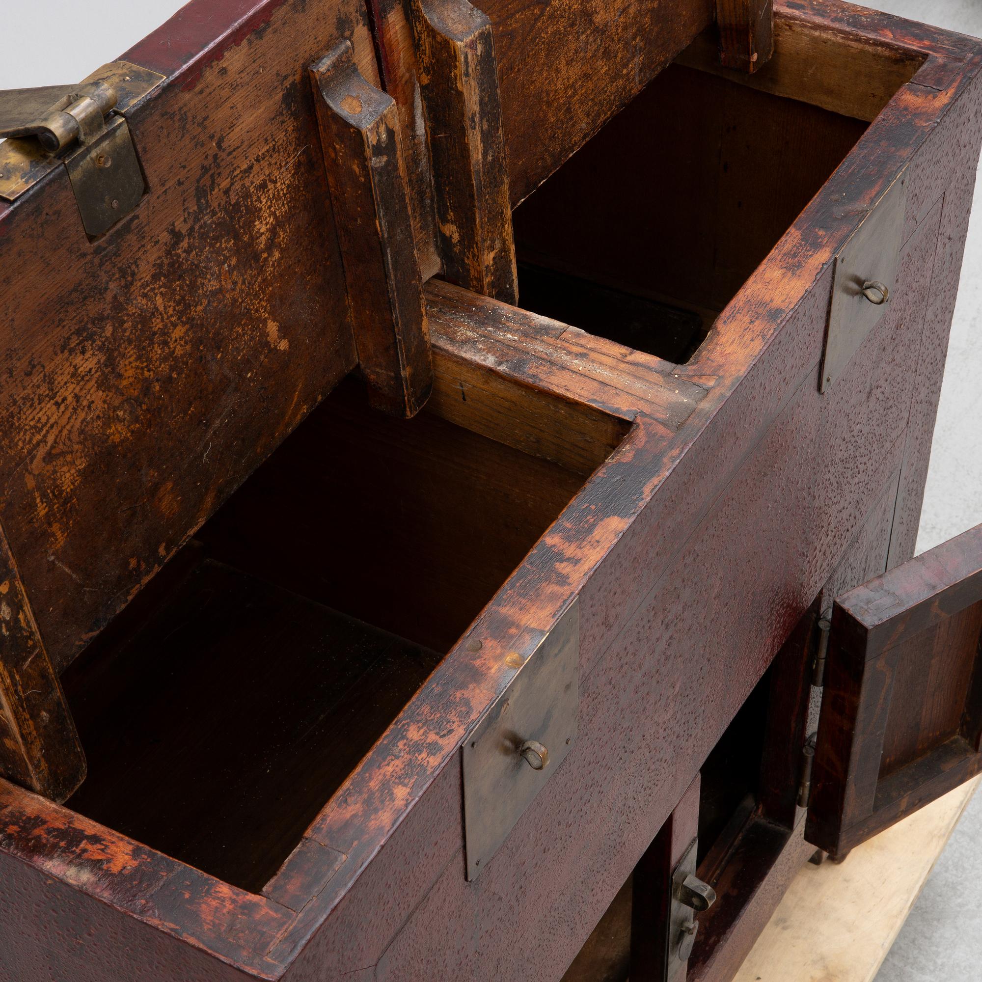A dresser/cabinet, China, 20th century.