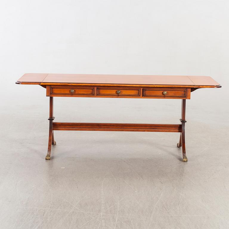 Soffbord engelsk stil, mahogny , Åmells Möbler  1900-talets andra hälft.