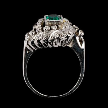 RING, emerald with eight cut diamonds, tot. app. 0.50 cts.