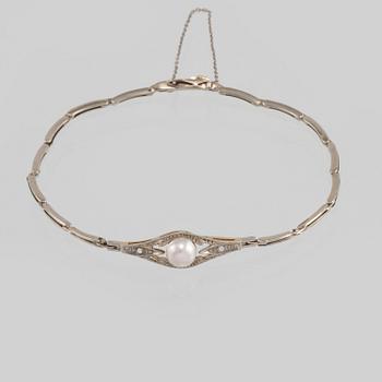 ARMBAND, 18K guld med 2 små diamanter samt odlad pärla, importstämplat. Vikt 4,5 gram.