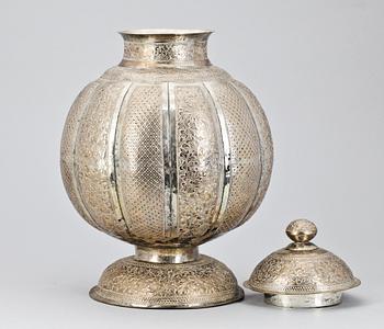 LOCKURNA, låghaltigt silver, orientalisk, 1900-tal, vikt ca 1100g.