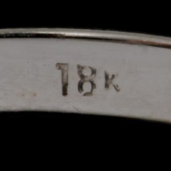 RING, 18k vitguld med 11 briljantslipade diamanter samt 8 fasettslipade smaragder. Vikt 5 g.