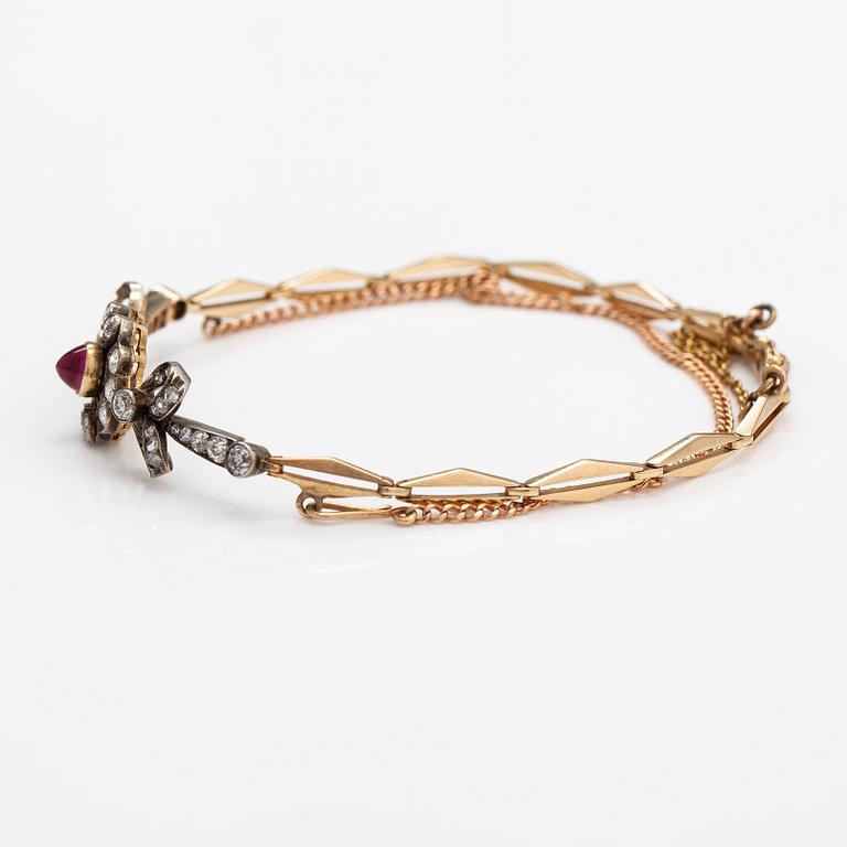 A 14K gold bracelet with a synthetic ruby, old cut diamonds ca. 0.69 ct in total and rose-cut diamonds.