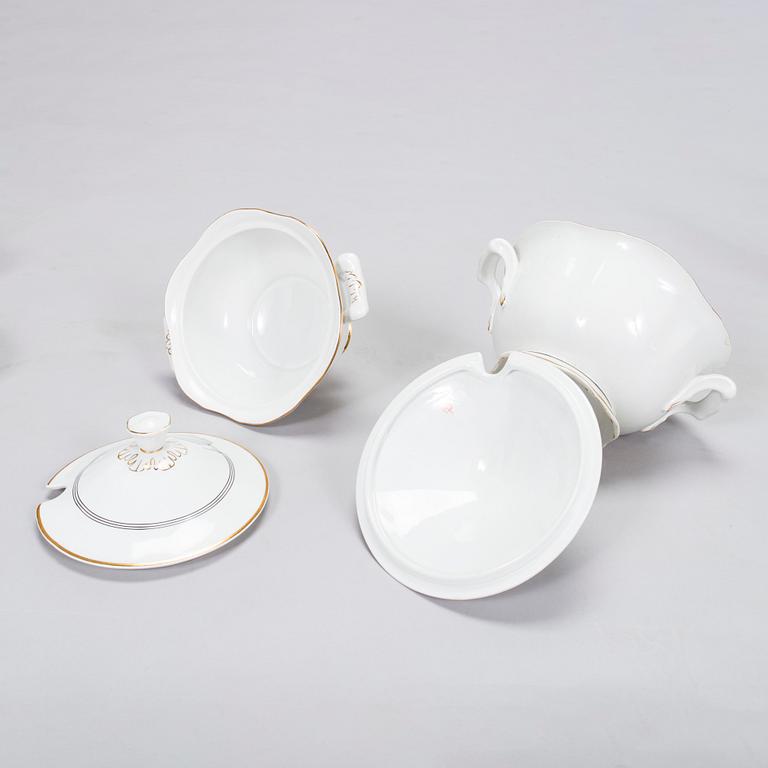 A 60-piece set of Arabia faience dinnerware, 1940-1945.