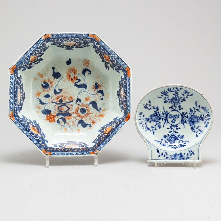 SERVERINGSSKÅL samt SMÖRSNÄCKA, porslin. Qingdynastin, 1700-tal.