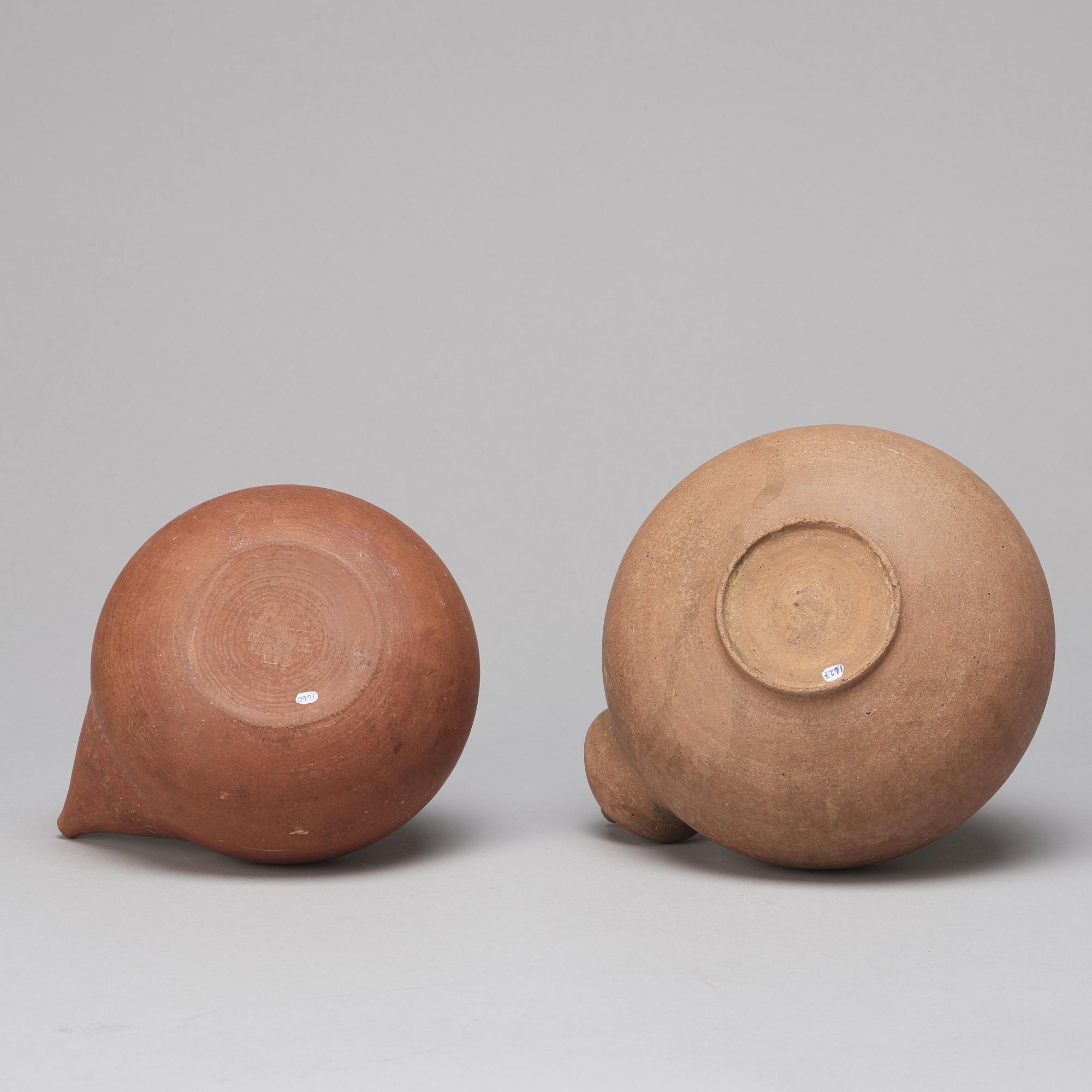 KENDI, två stycken, lergods. Sawankhalok, Thailand, troligen 1500-tal.