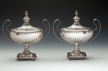 SOCKERSKÅLAR, ett par. Silver. A.G. Dufva Stockholm 1908. Höjd 23 cm. Vikt 1249 g.