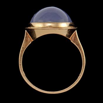 RING, 18k guld med stjärnsafir, Trege Guldsmedsaktiebolaget, Göteborg, 1951. Vikt 4 g.