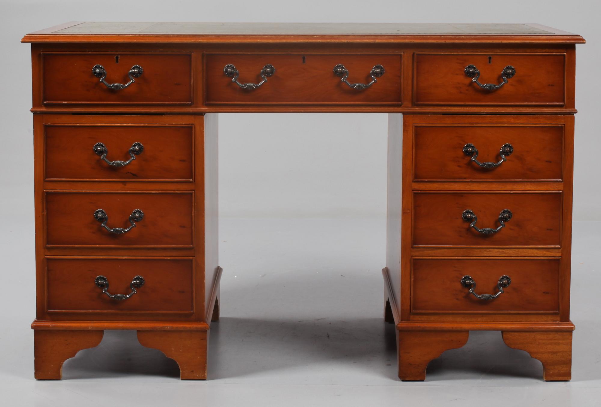 SKRIVBORD, engelsk stil, 1900-talets andra hälft.