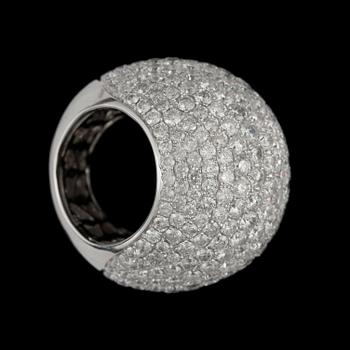 RING, 18 k vitguld, briljantslipade diamanter totalt ca 12.45 ct. Vikt 12,9 g.
