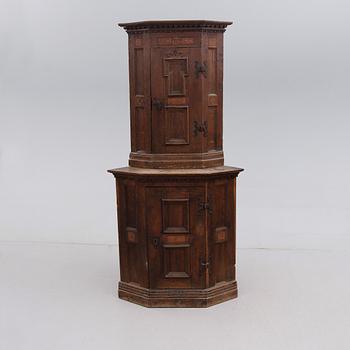 HÖRNSKÅP, barock, 1700-tal.