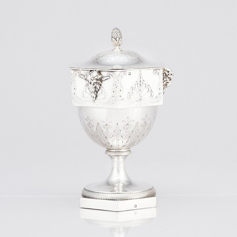 Léon Lapar (1818-1897), skål med lock, silver, Paris.