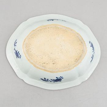 A Chinese export porcelain tureen with cover and a charger, Qing dynasty, Qianlong (1736-95).